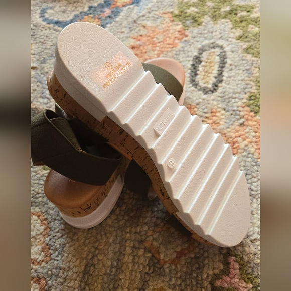 Top Moda Platform Sandals - Picture 3 of 3